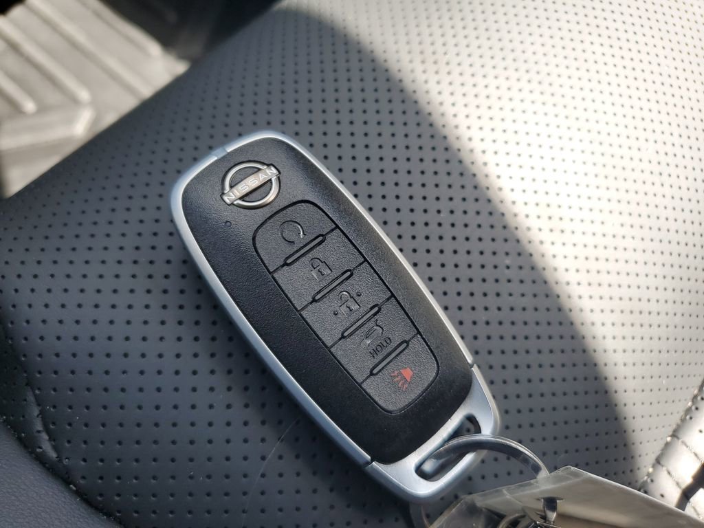 Used 2025 Nissan Rogue Platinum image 30