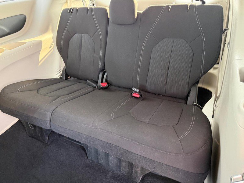 Used 2022 Chrysler Voyager LX image 10