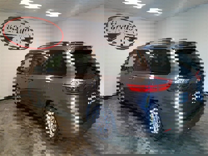 Used 2017 Toyota Sienna XLE image 8