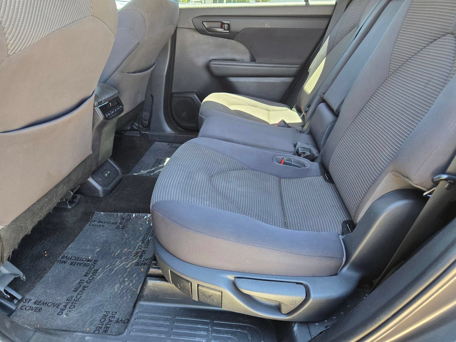 Used 2023 Toyota Highlander LE AWD/4WD image 10
