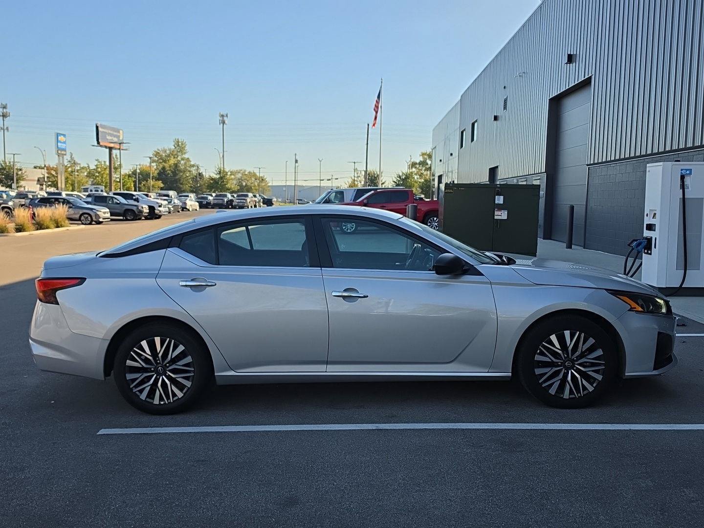 Used 2025 Nissan Altima 2.5 SV FWD image 2