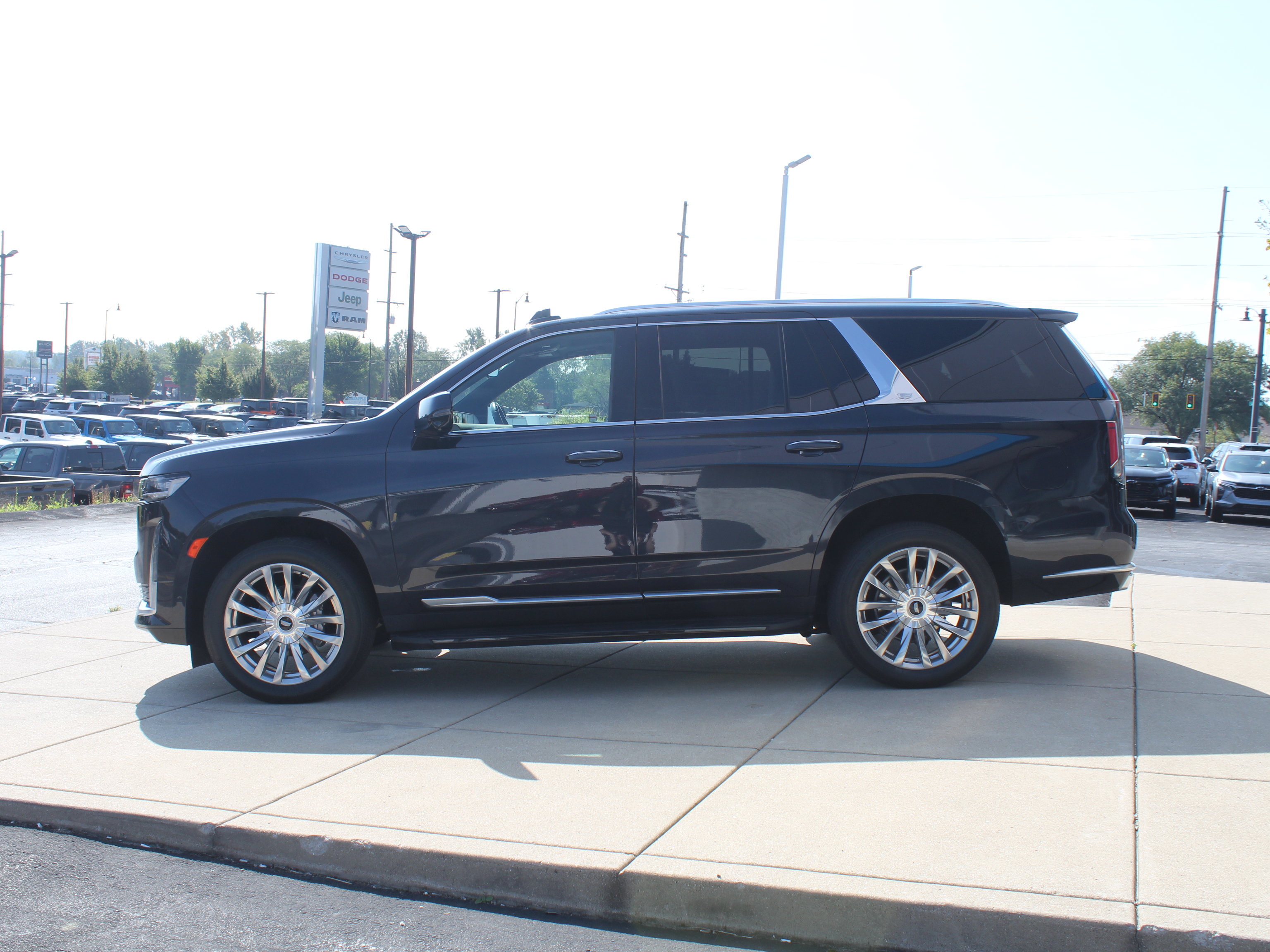 Used 2023 Cadillac Escalade Premium Luxury w/ Performance Package AWD/4WD image 11