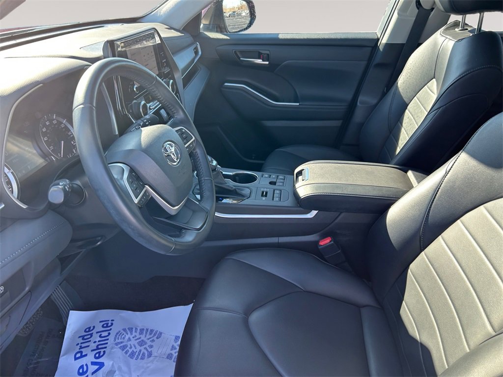 Used 2023 Toyota Highlander XLE image 9