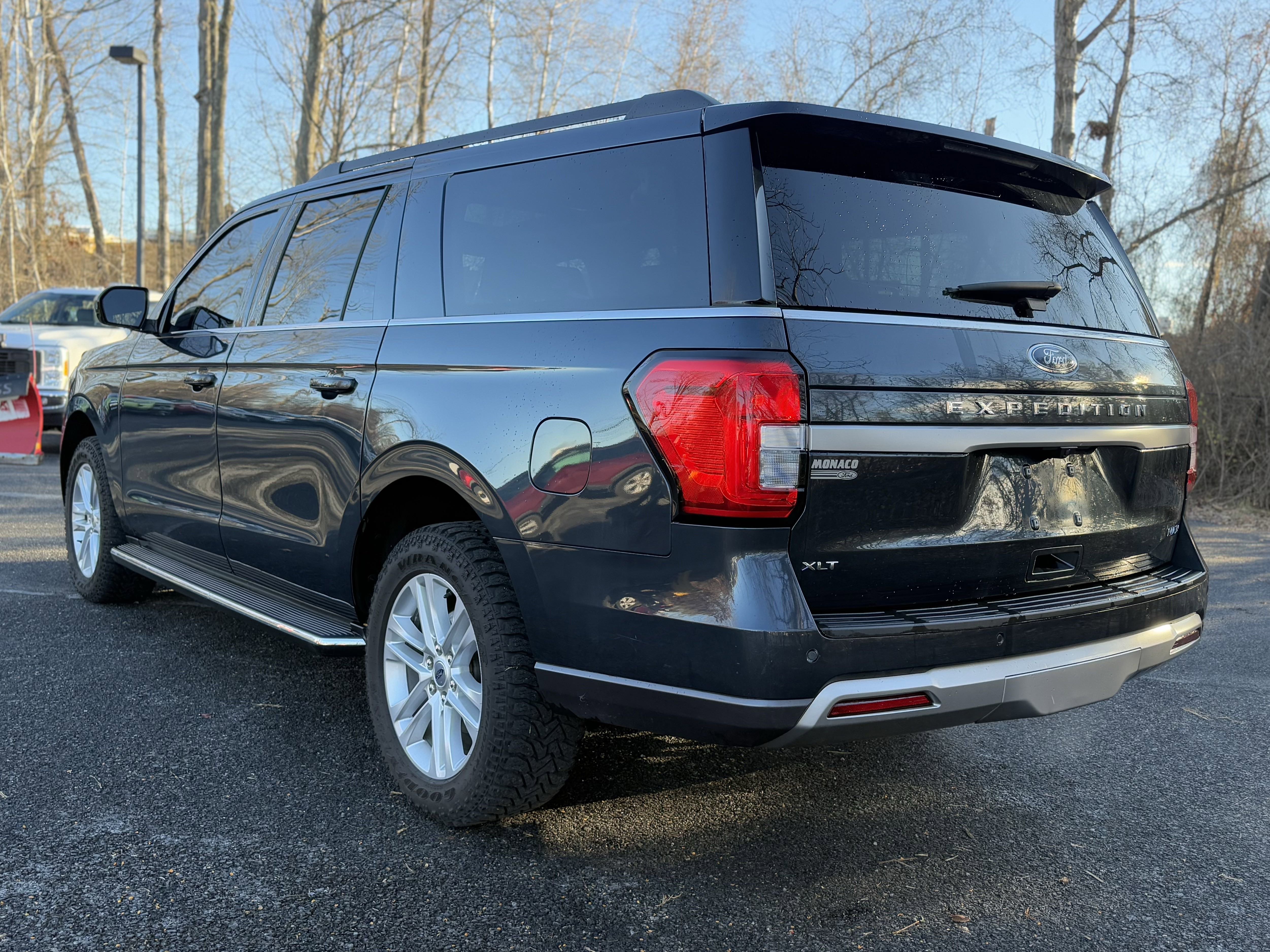 Used 2023 Ford Expedition Max XLT image 2