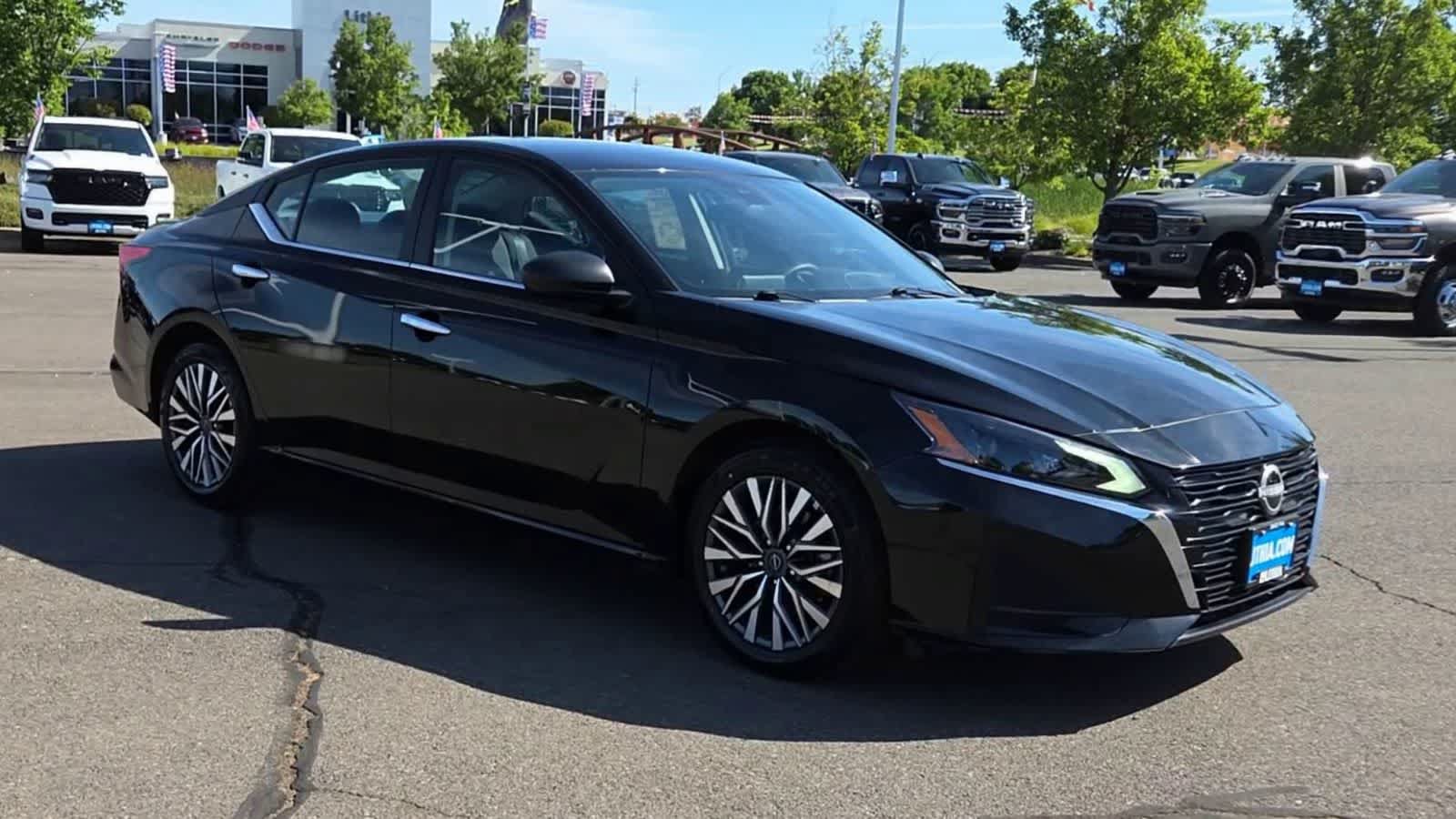 Used 2025 Nissan Altima 2.5 SV FWD image 2