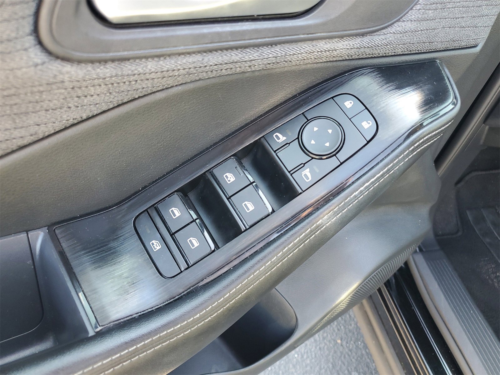 Used 2023 Nissan Rogue SV image 9