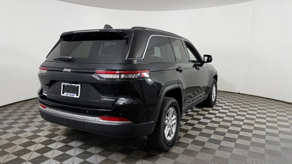 Used 2023 Jeep Grand Cherokee Laredo w/ Luxury Tech Group I AWD/4WD image 8