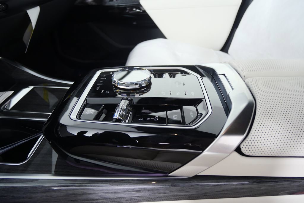 Used 2026 BMW 750e xDrive w/ Executive Package image 23