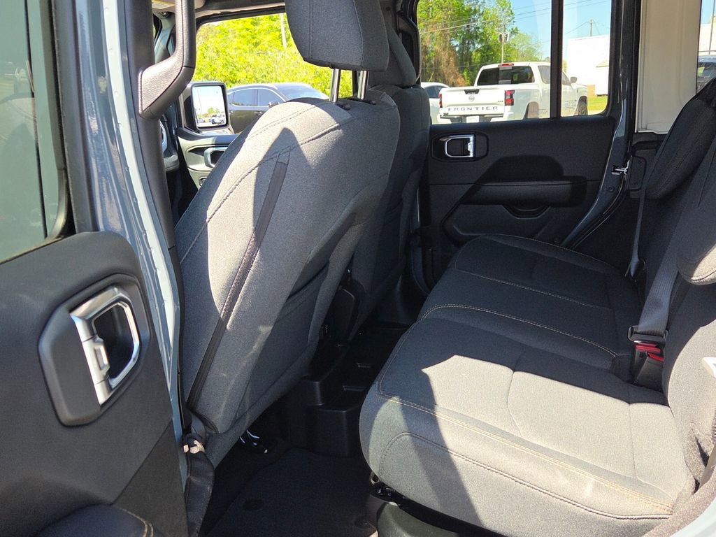 Used 2025 Jeep Wrangler Unlimited Sahara w/ Safety Group AWD/4WD image 5