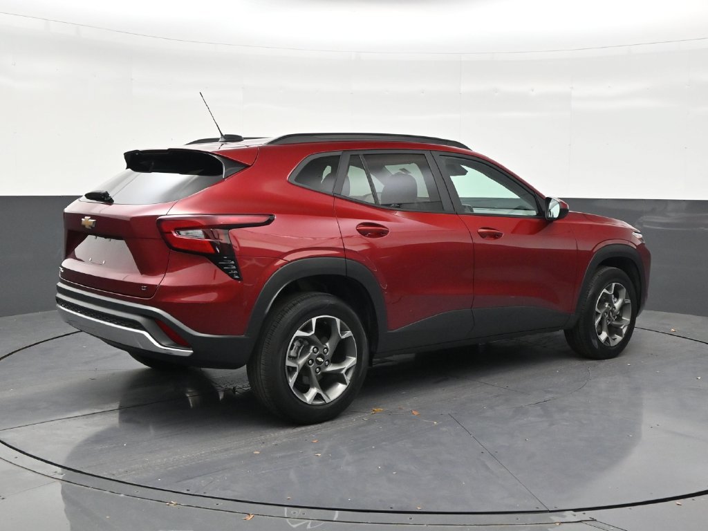 Used 2025 Chevrolet Trax LT FWD image 5