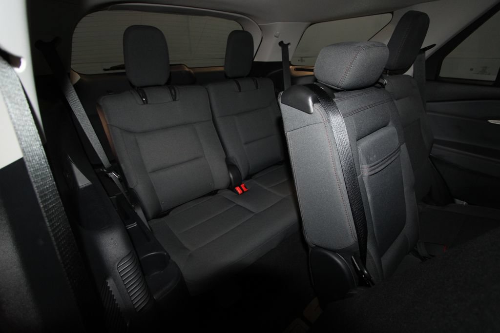 Used 2025 Ford Explorer Active AWD/4WD image 30