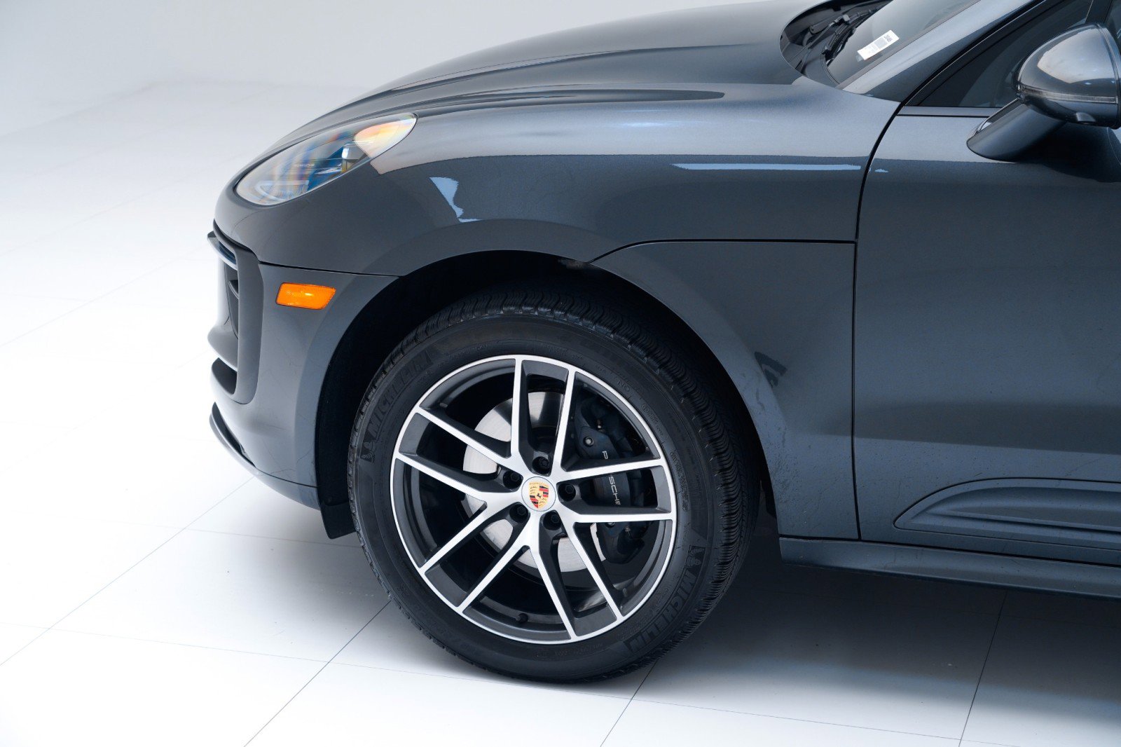 Certified 2025 Porsche Macan AWD/4WD image 10