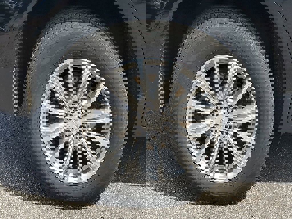 Used 2017 Cadillac XT5 Luxury w/ Driver Awareness Package FWD image 5