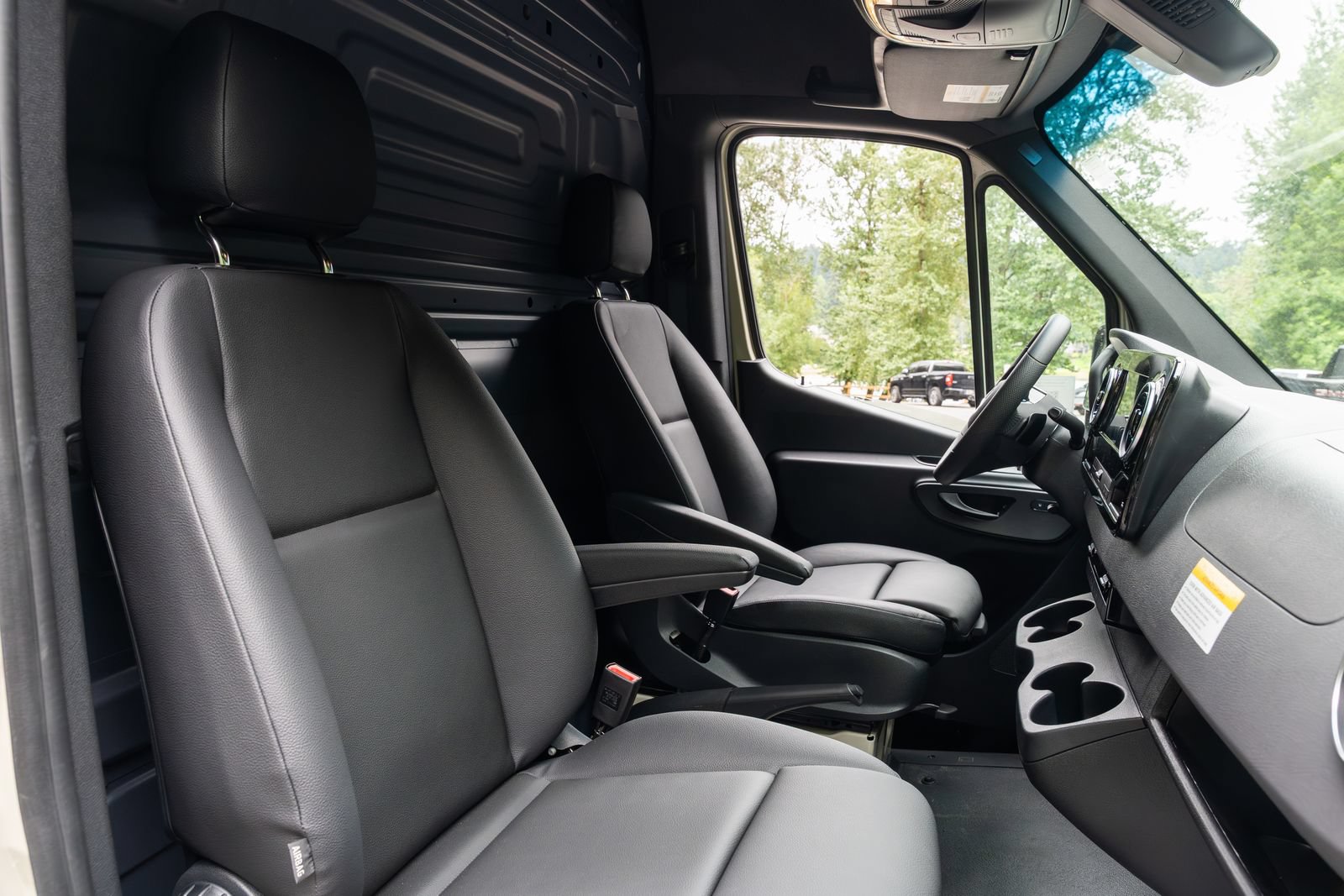 Used 2025 Mercedes-Benz Sprinter 2500 image 25