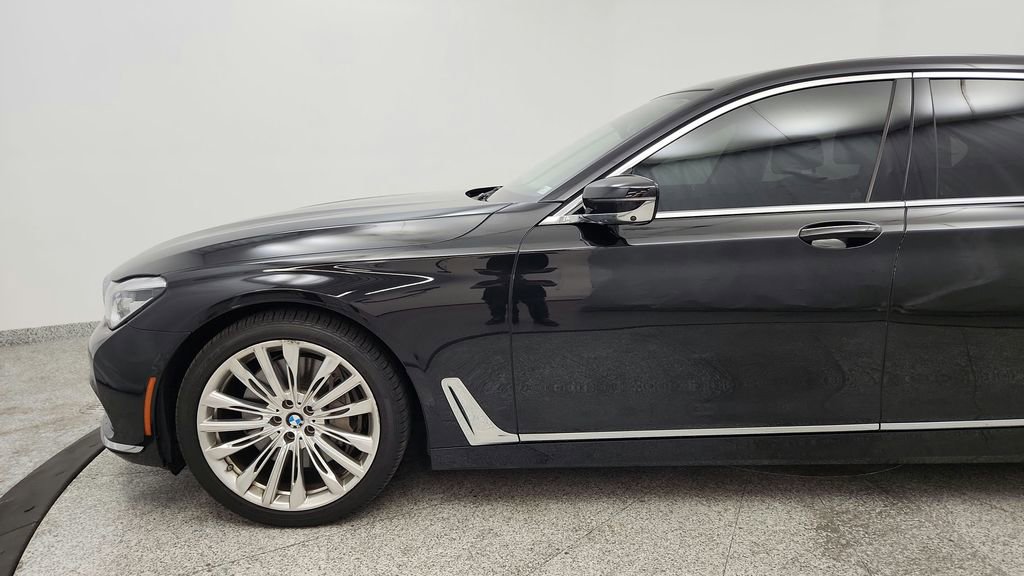 Used 2018 BMW 750i xDrive image 12