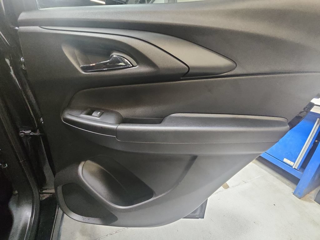 Used 2023 Chevrolet TrailBlazer LT FWD image 38