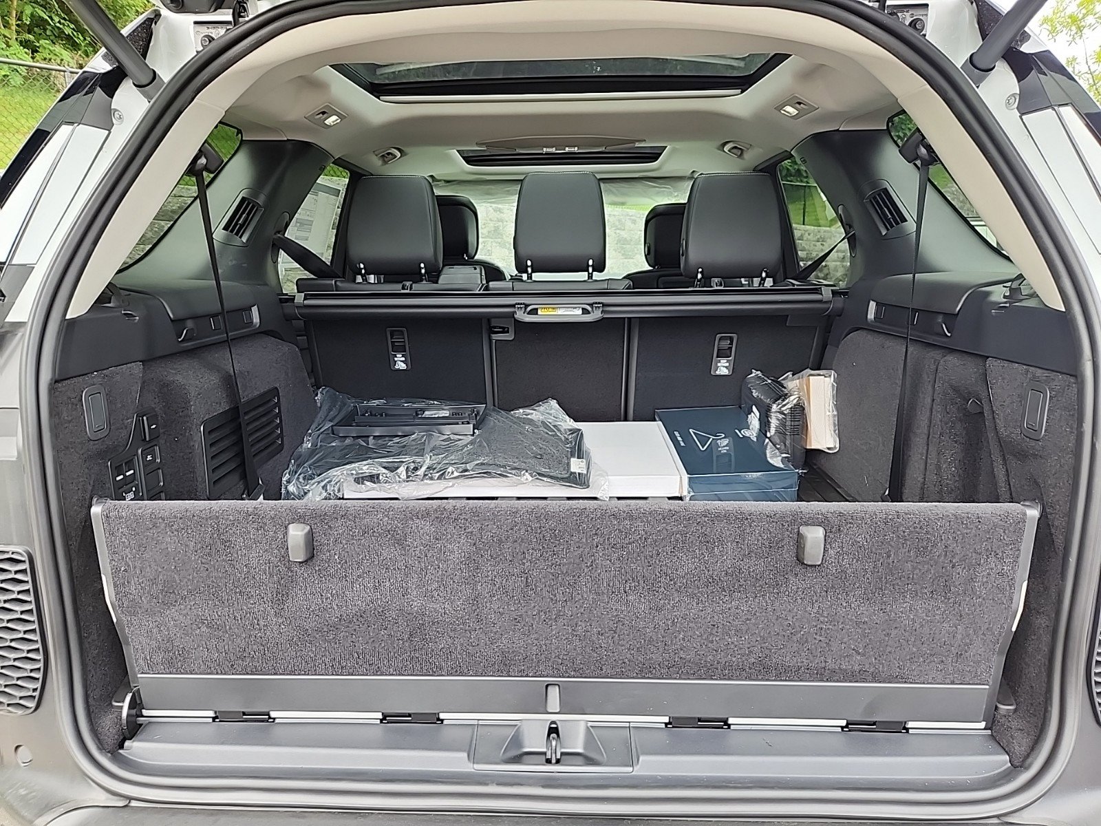 Certified 2024 Land Rover Discovery S image 13