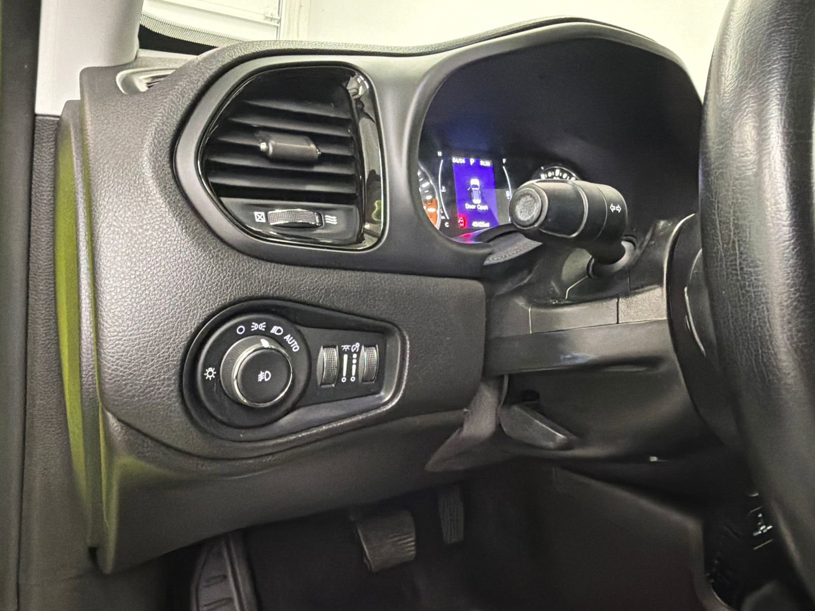 Used 2017 Jeep Renegade Altitude image 30