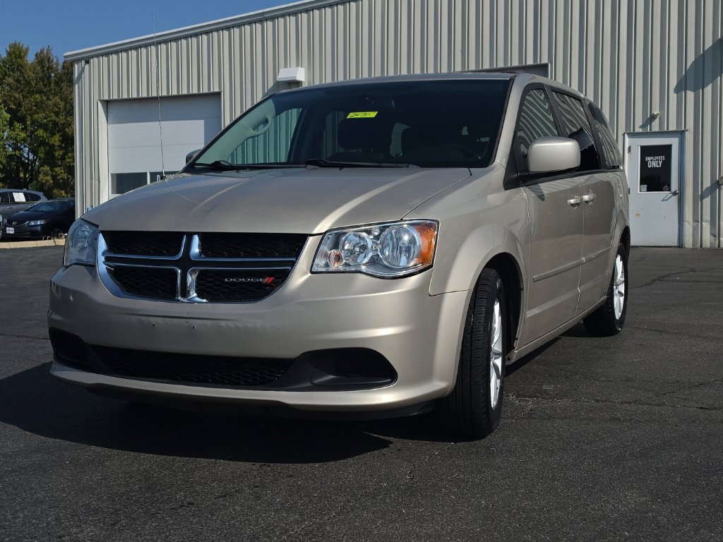 Used 2015 Dodge Grand Caravan SXT w/ Rear Park Assist Package FWD image 3