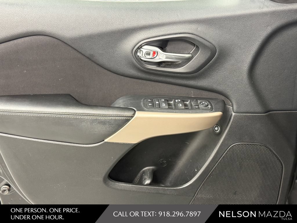 Used 2017 Jeep Cherokee Sport FWD image 16