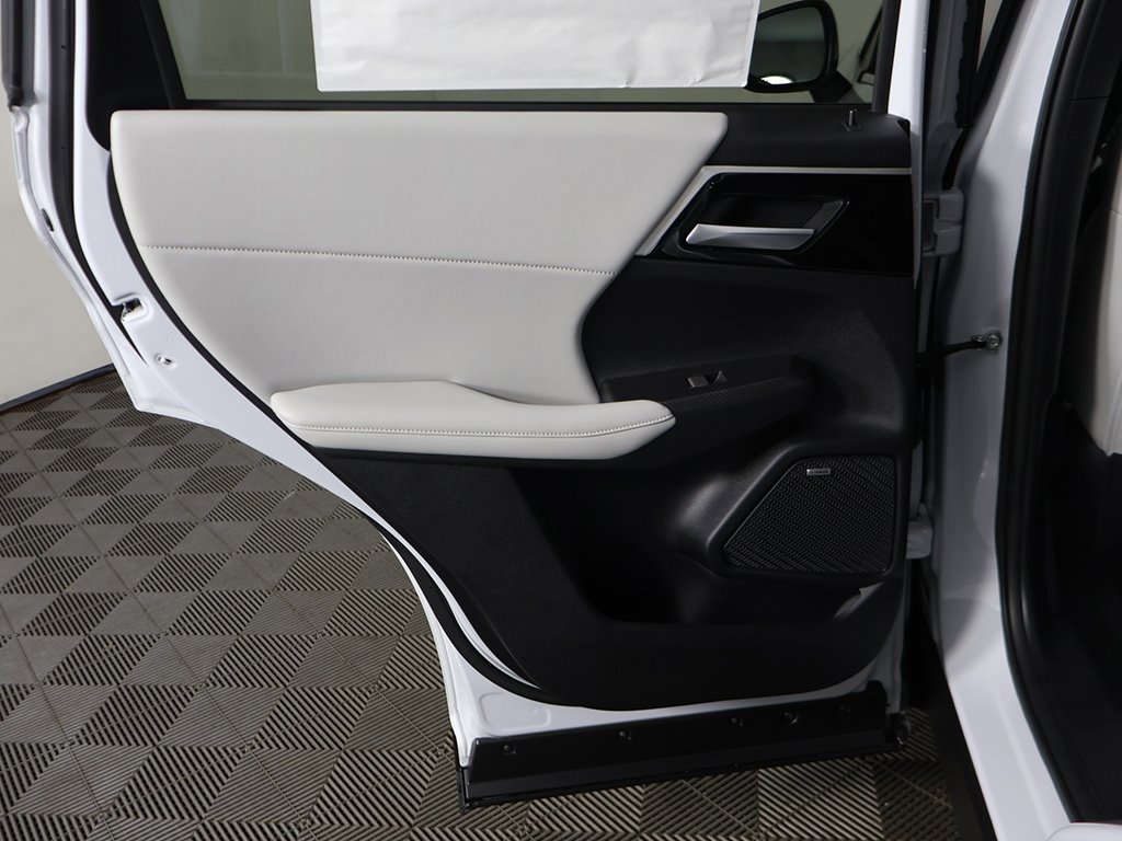 New 2025 Mitsubishi Outlander SE image 27