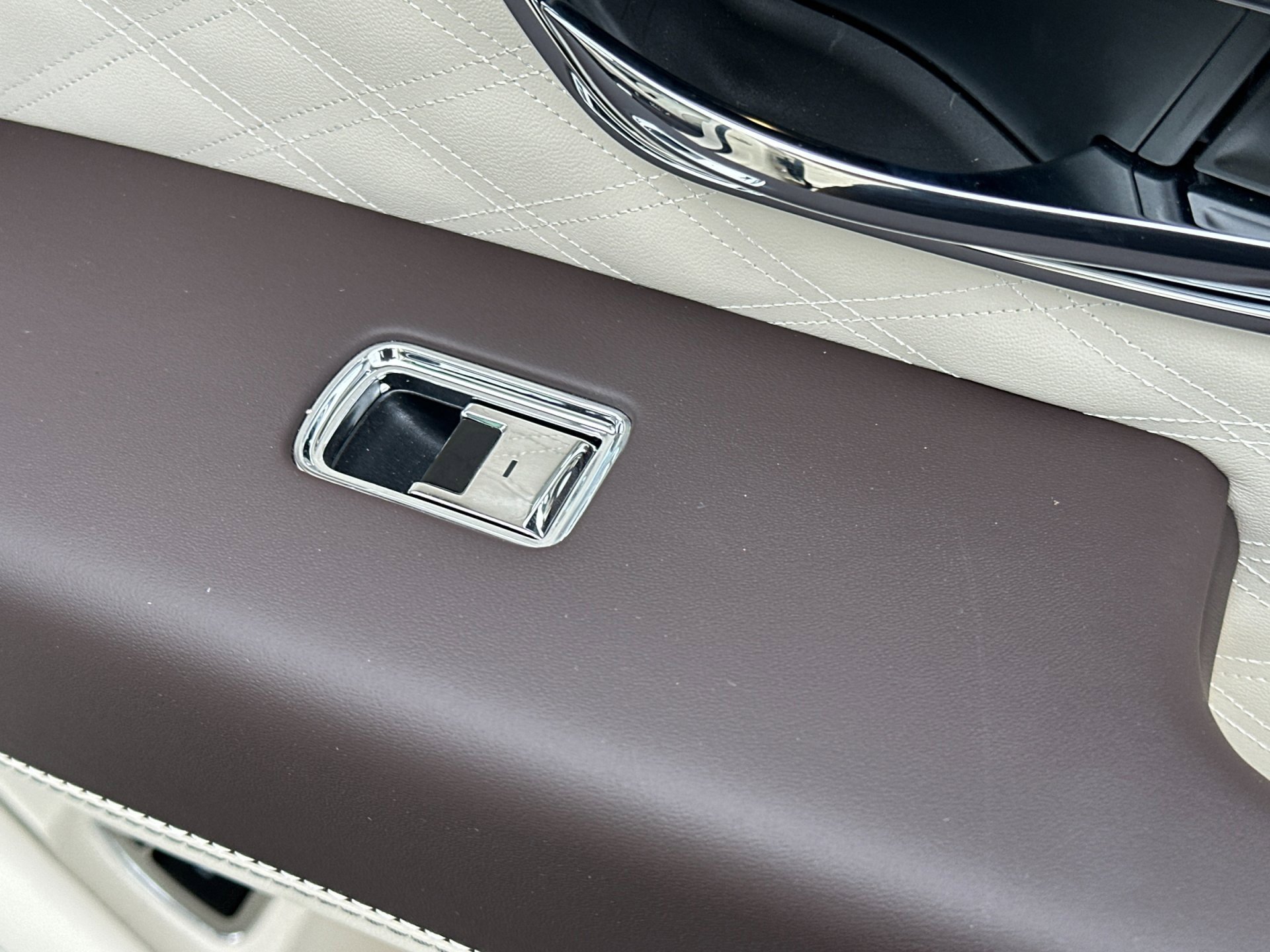 Used 2025 Bentley Bentayga image 19