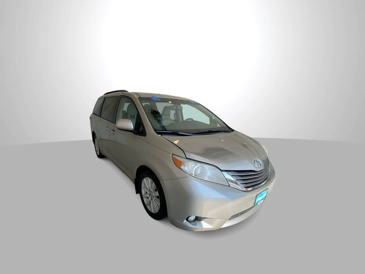 Used 2015 Toyota Sienna XLE w/ XLE Navigation Package AWD/4WD image 2