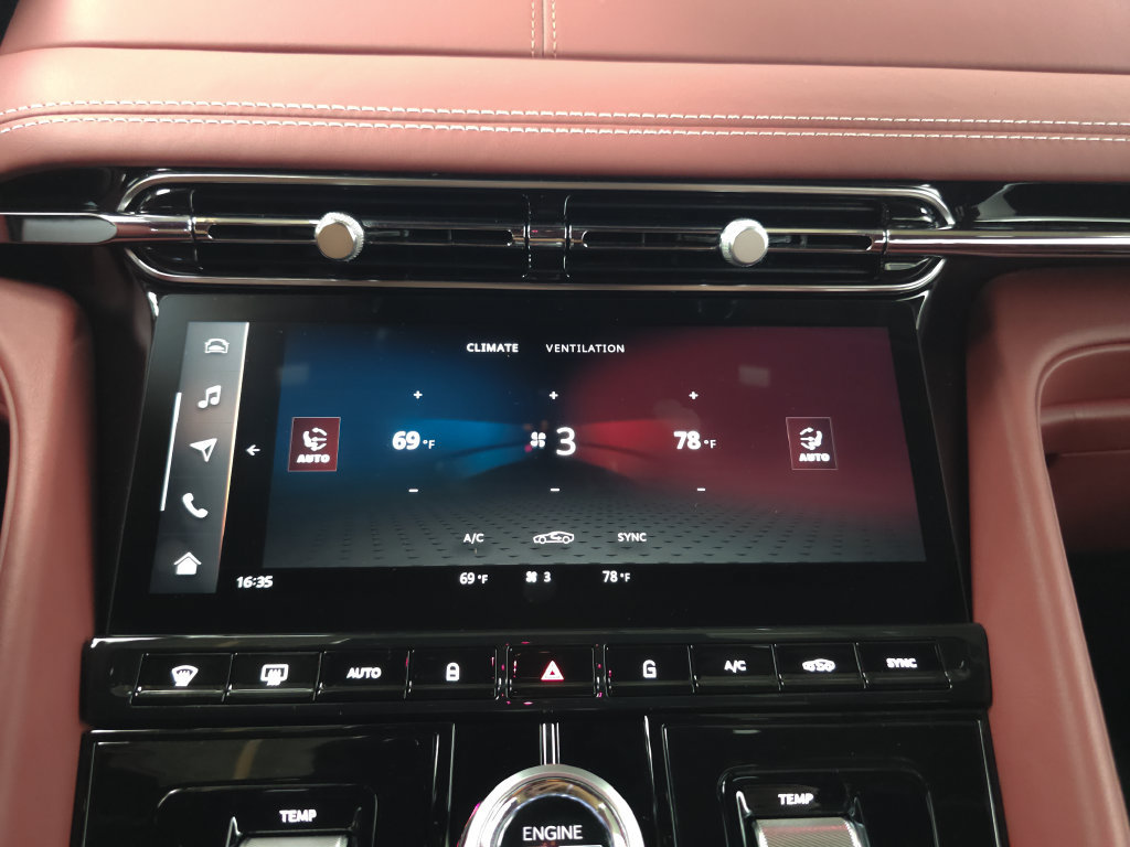 Used 2025 Aston Martin DB12 Coupe RWD image 22