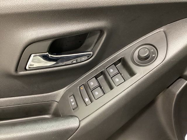 Used 2022 Chevrolet Trax LT w/ LT Convenience Package image 21