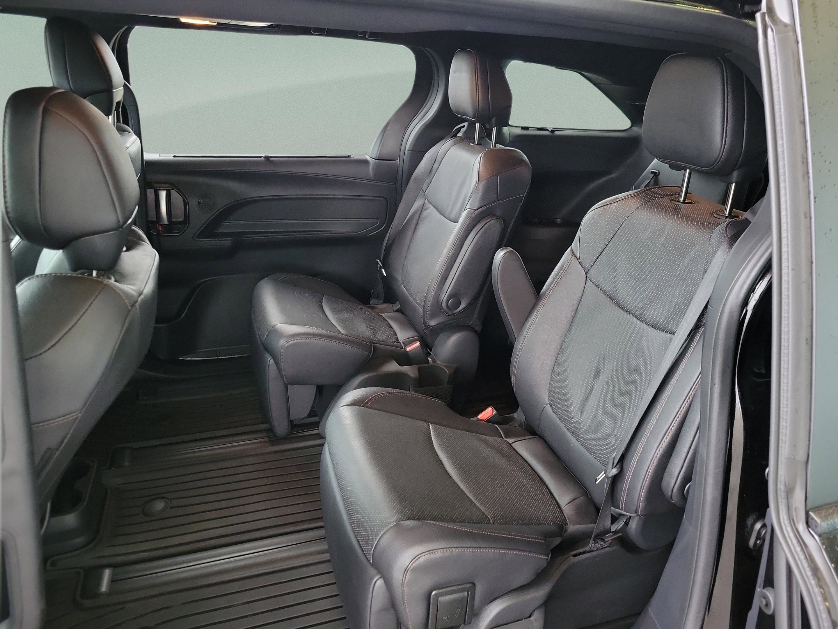 Used 2025 Toyota Sienna Limited image 23
