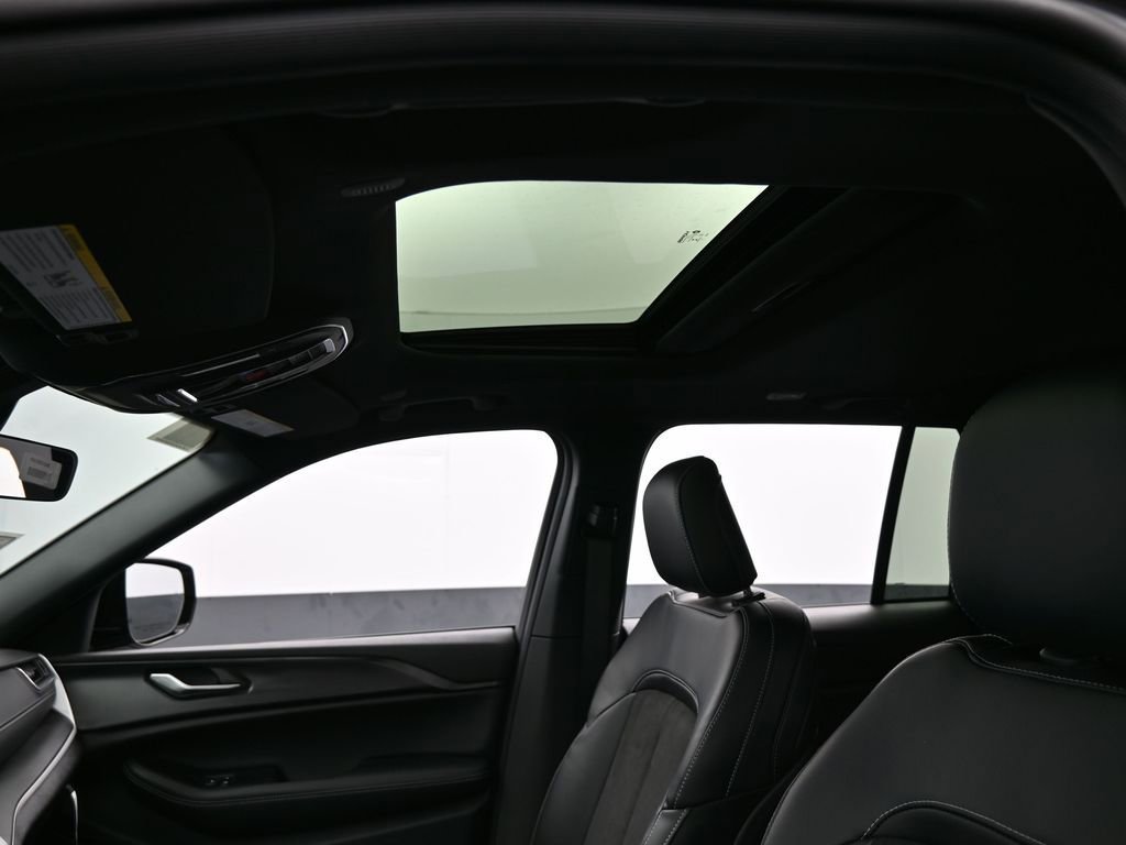 New 2025 Jeep Grand Cherokee Altitude image 11