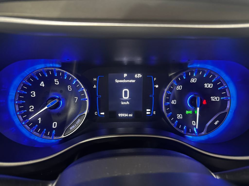 Used 2020 Chrysler Pacifica Touring-L FWD image 5