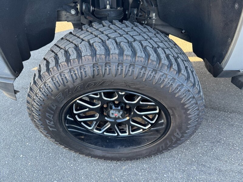 Used 2017 Chevrolet Silverado 1500 LT AWD/4WD image 7