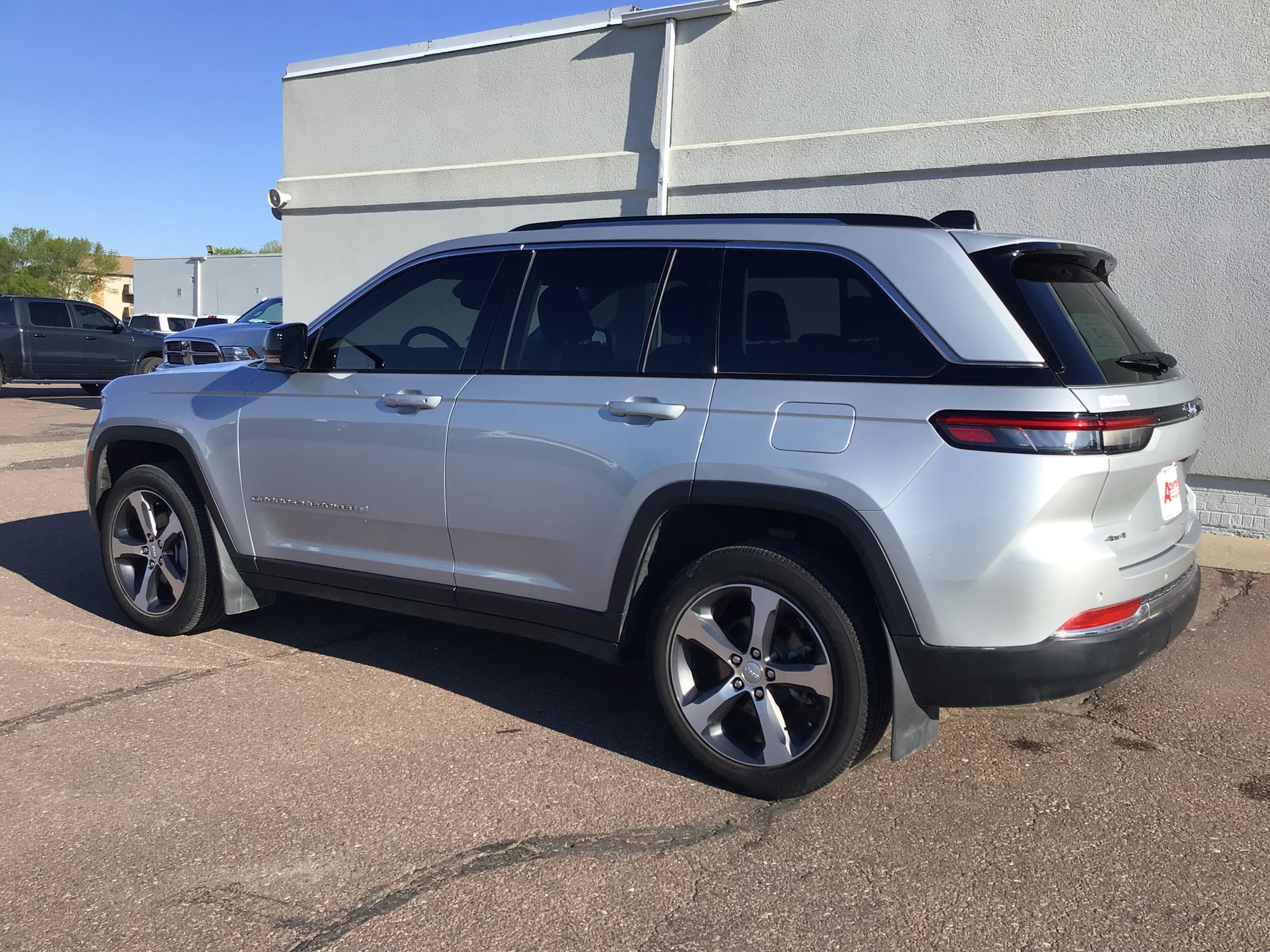 Used 2023 Jeep Grand Cherokee Limited AWD/4WD image 7