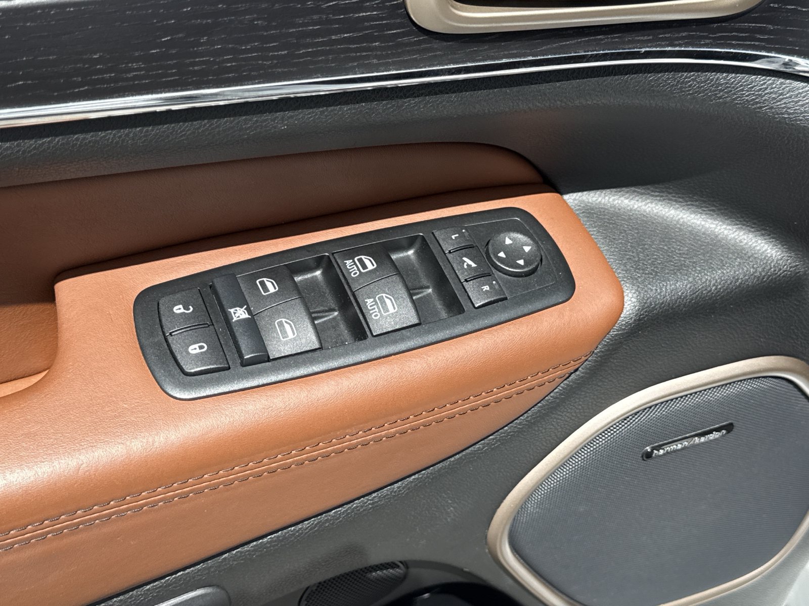 Used 2015 Jeep Grand Cherokee Summit AWD/4WD image 16