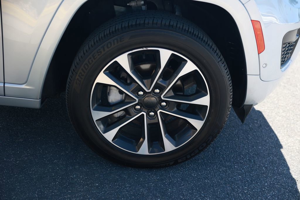 Used 2023 Jeep Grand Cherokee Overland RWD image 8