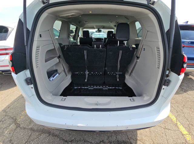 Used 2023 Chrysler Pacifica Touring-L image 15