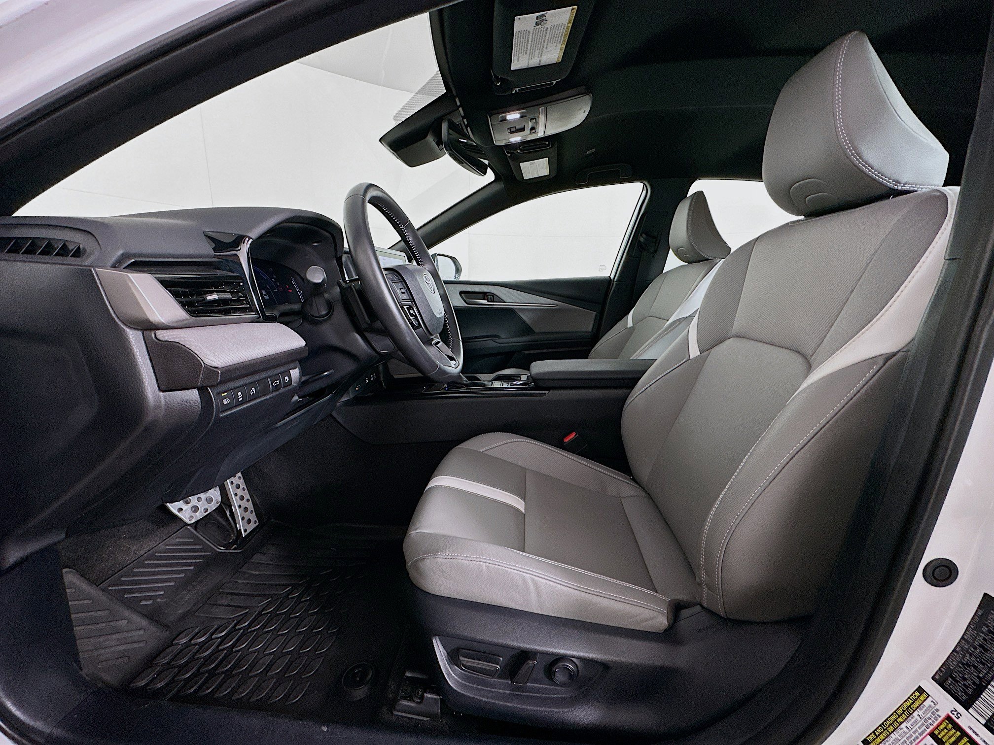 Used 2025 Toyota Camry SE image 13