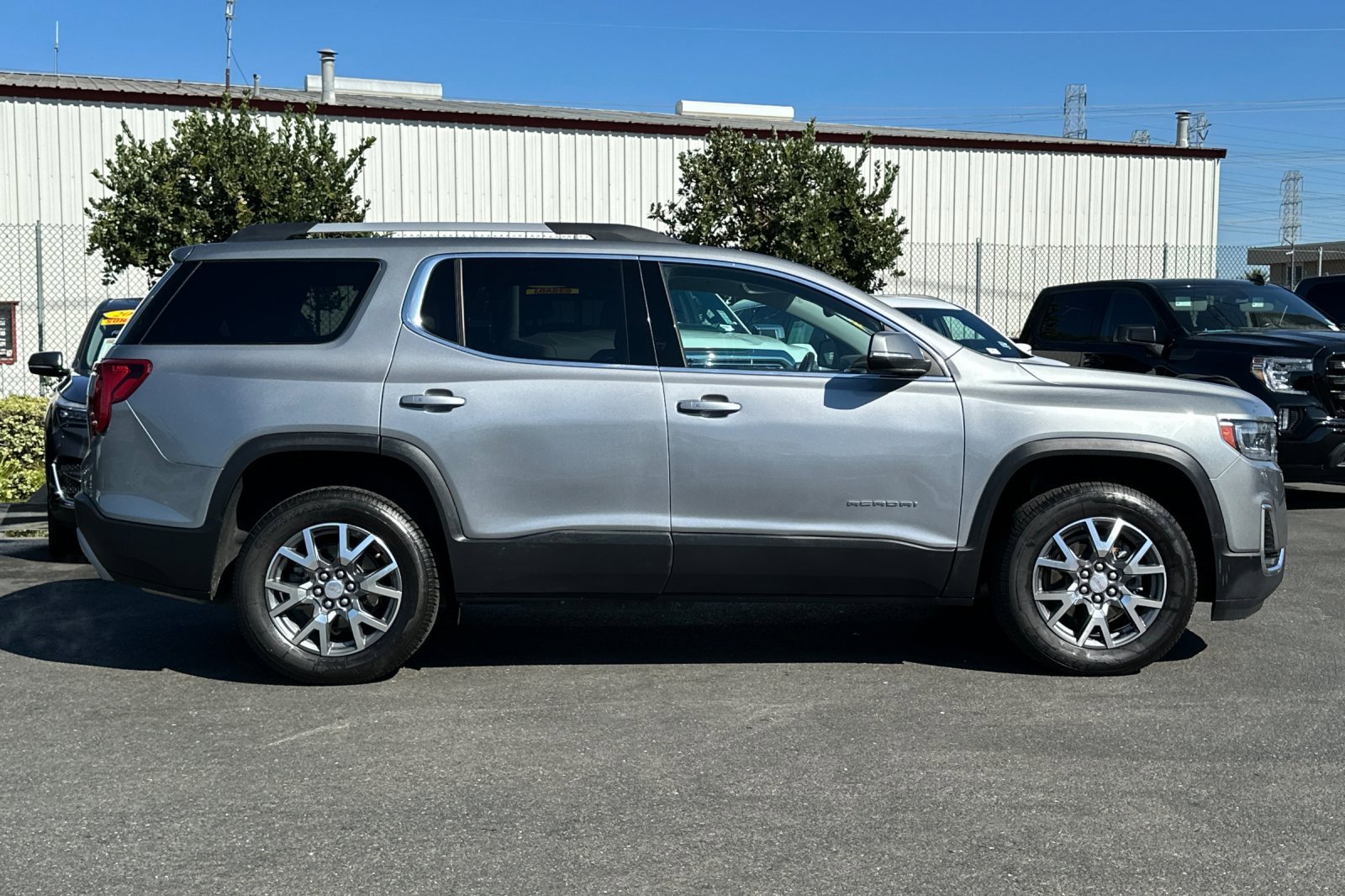 Used 2023 GMC Acadia SLT image 3