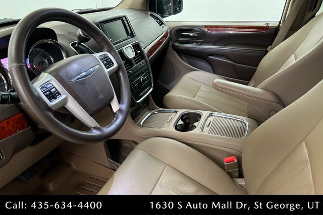 Used 2016 Chrysler Town & Country Touring-L FWD image 15