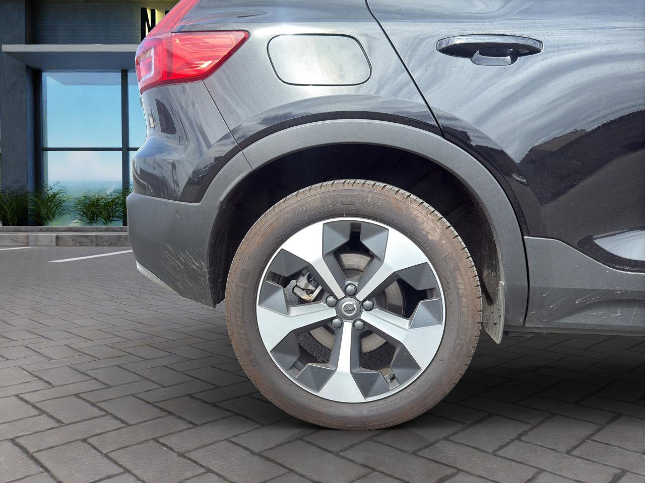 Used 2025 Volvo XC40 B5 Plus image 25