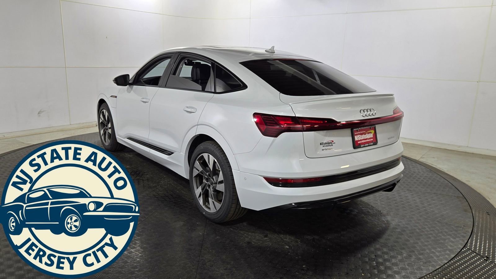 Used 2022 Audi e-tron Premium w/ Convenience Plus Package image 8