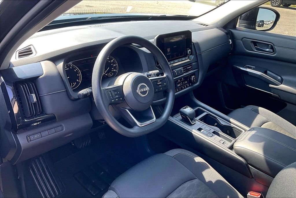 Used 2025 Nissan Pathfinder S image 17