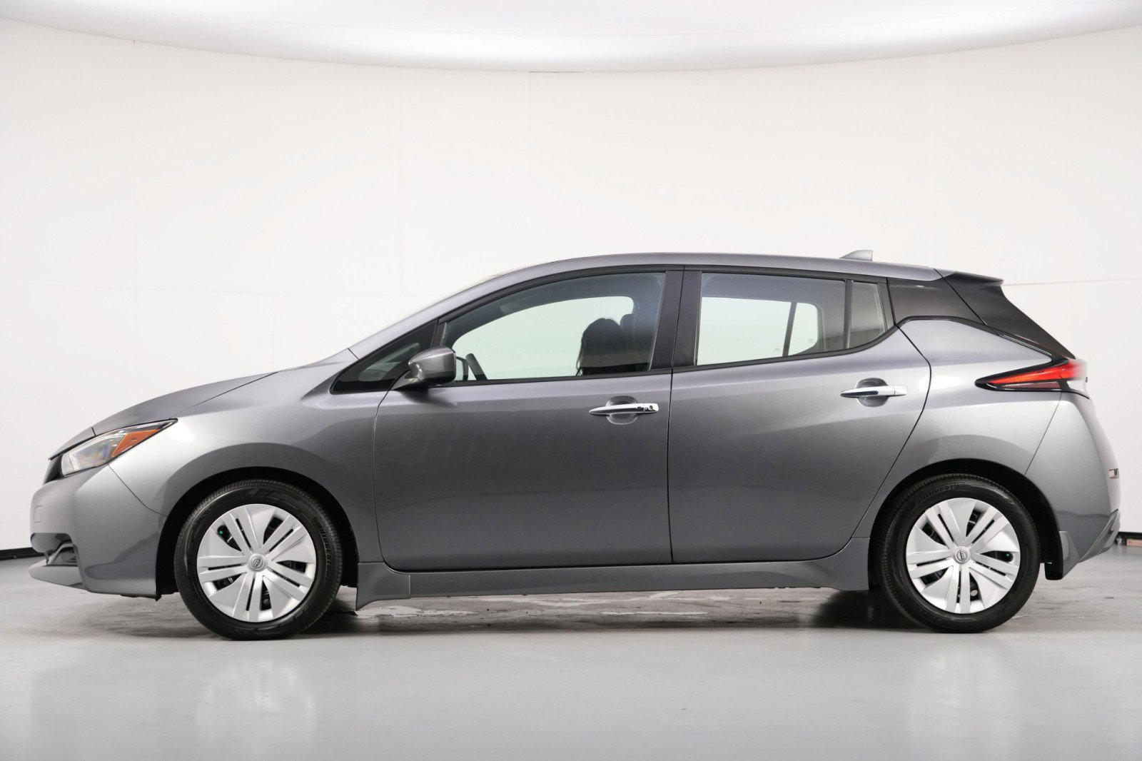 Used 2025 Nissan Leaf S image 8