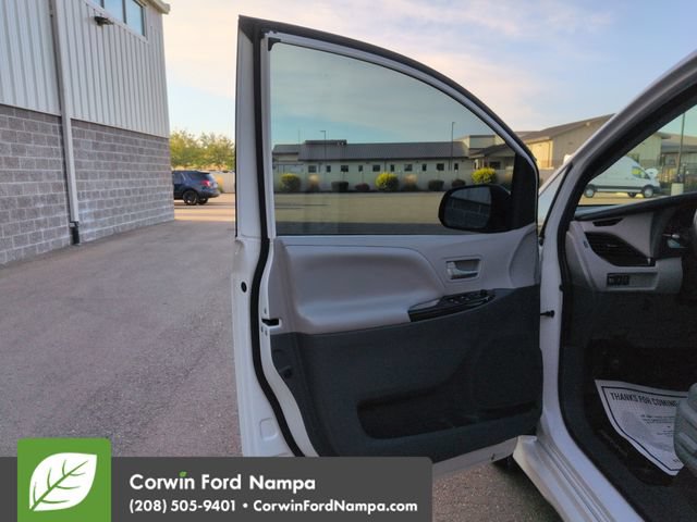 Used 2020 Toyota Sienna XLE w/ XLE Navigation Package AWD/4WD image 10