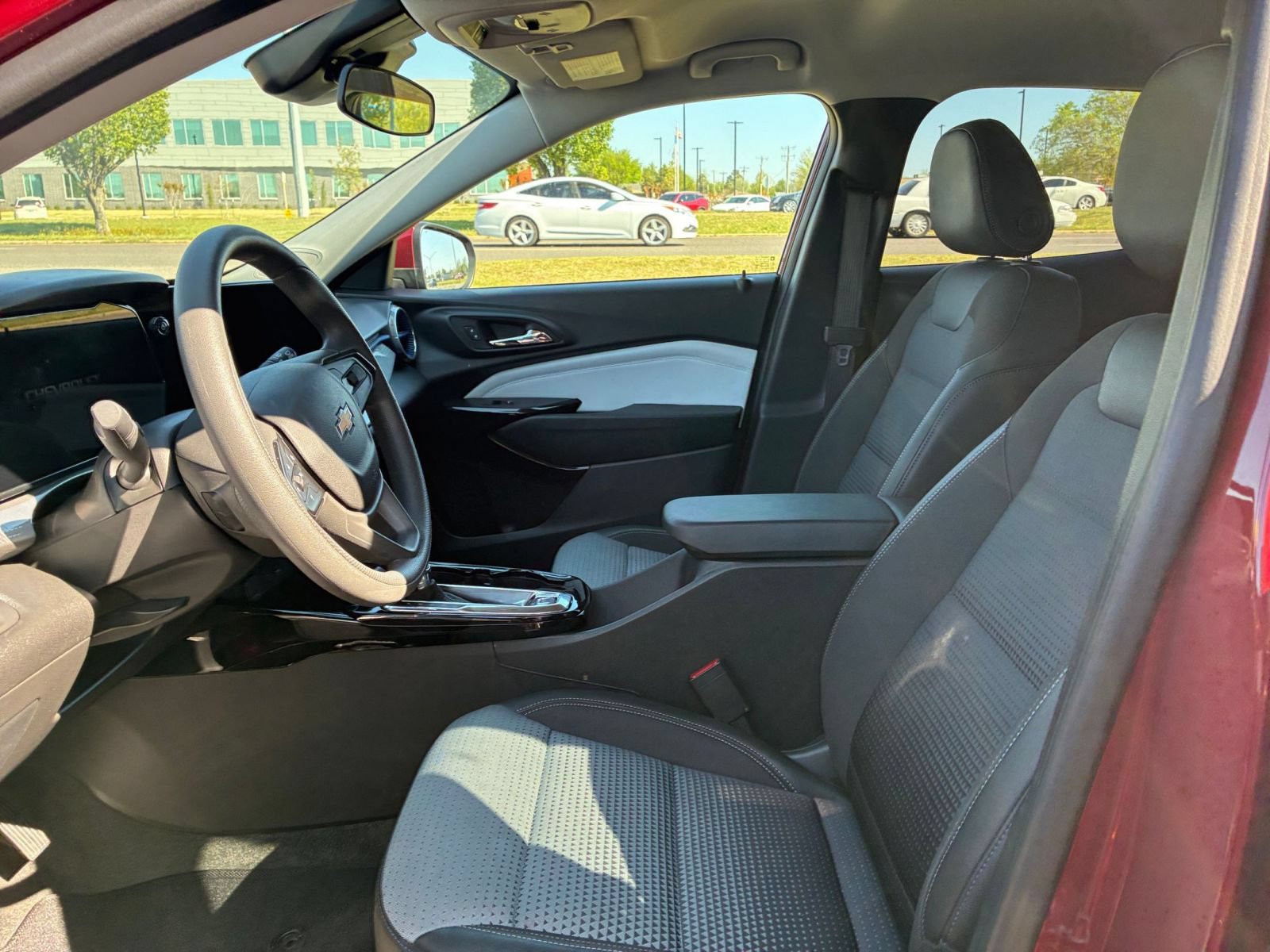 Used 2025 Chevrolet Trax LT FWD image 25