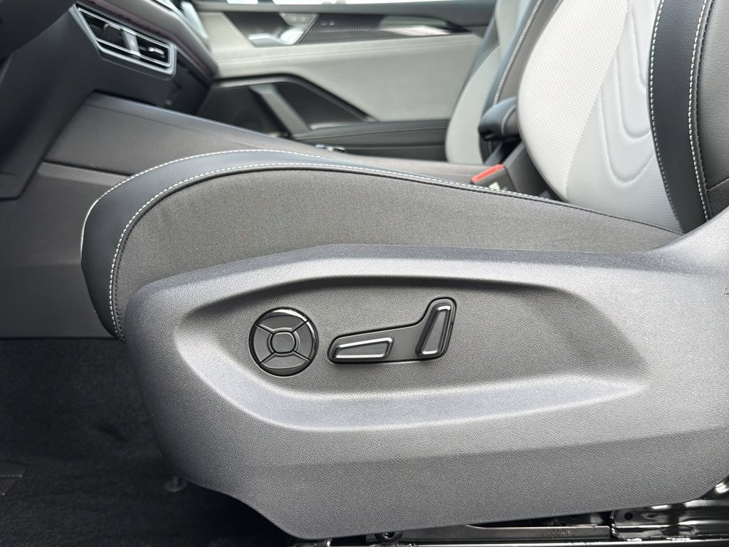 New 2026 Volkswagen Tiguan SE R-Line FWD image 24