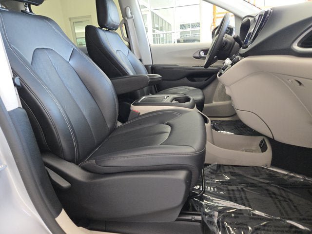 Used 2024 Chrysler Pacifica Touring-L FWD image 3