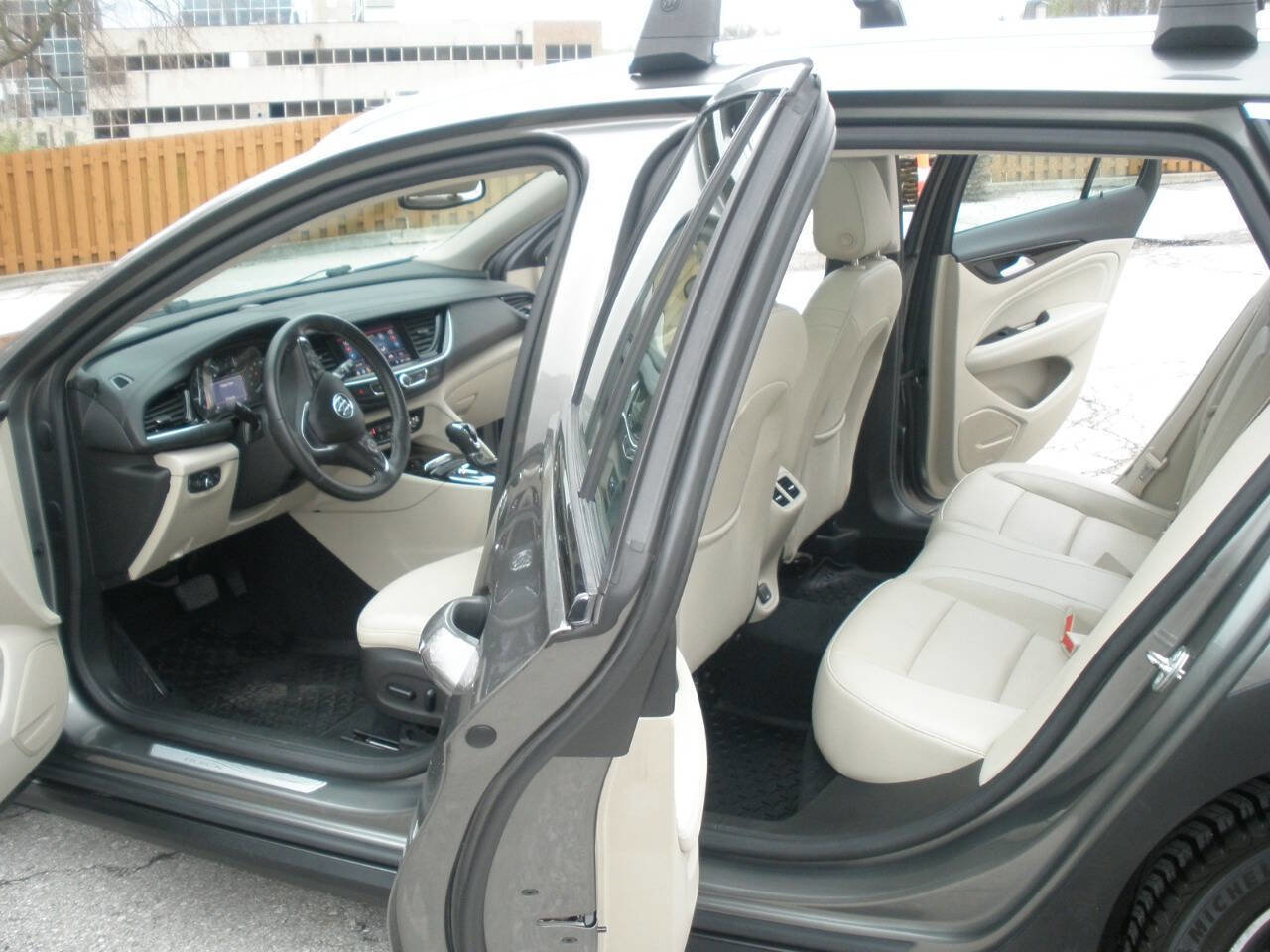 Used 2019 Buick Regal Essence w/ Driver Confidence Package I image 25