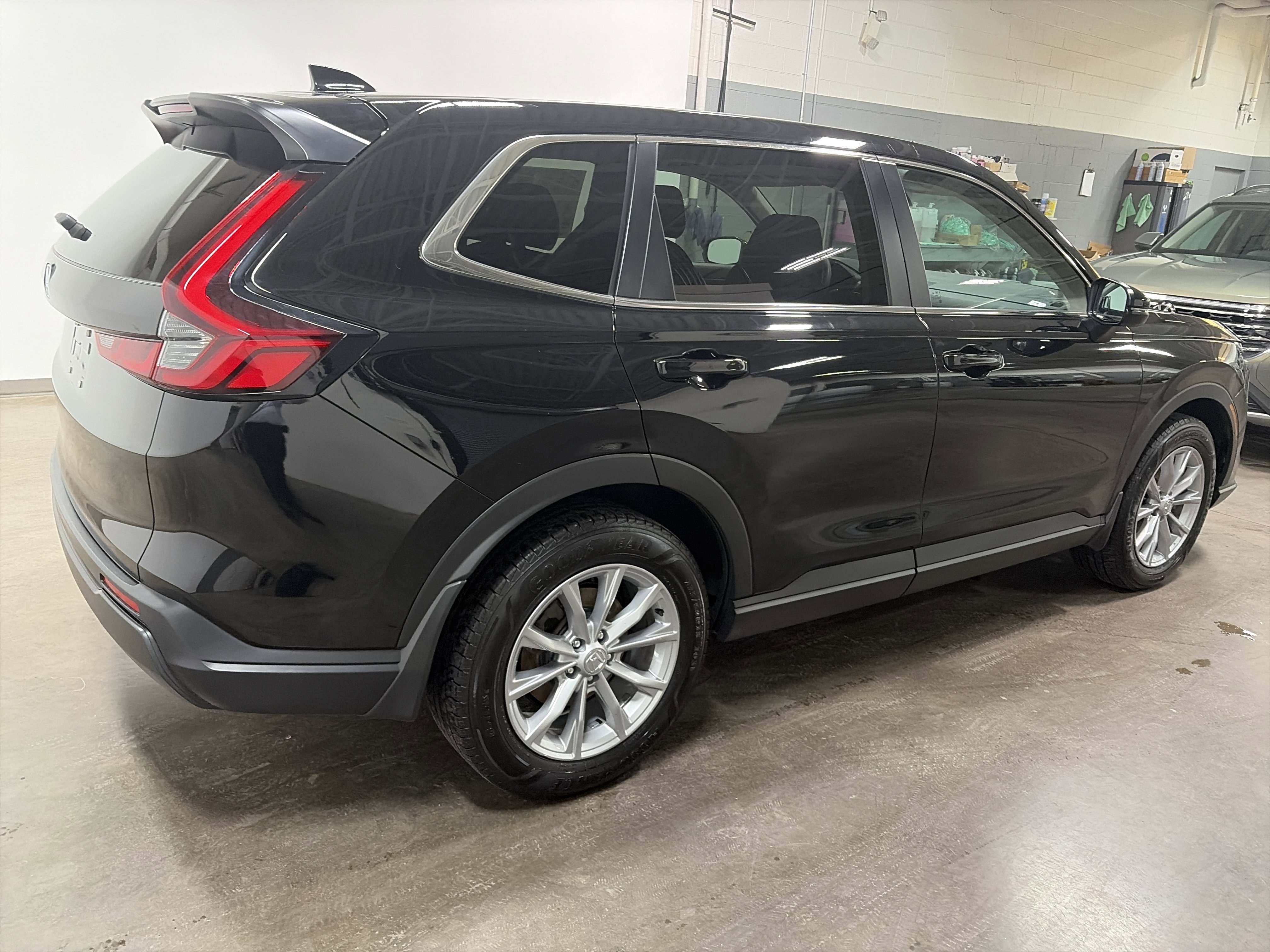 Used 2023 Honda CR-V EX image 3